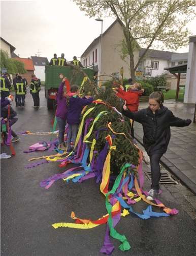 Viele bunte Bänder bestimmten das Bild.