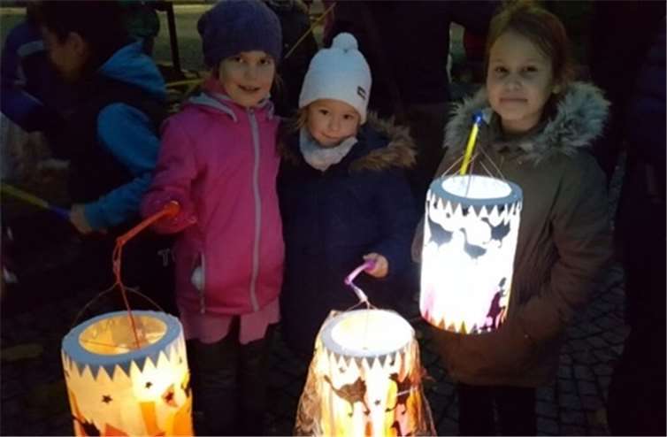 Viele bunte Laternen leuchteten den Kindern den Weg.