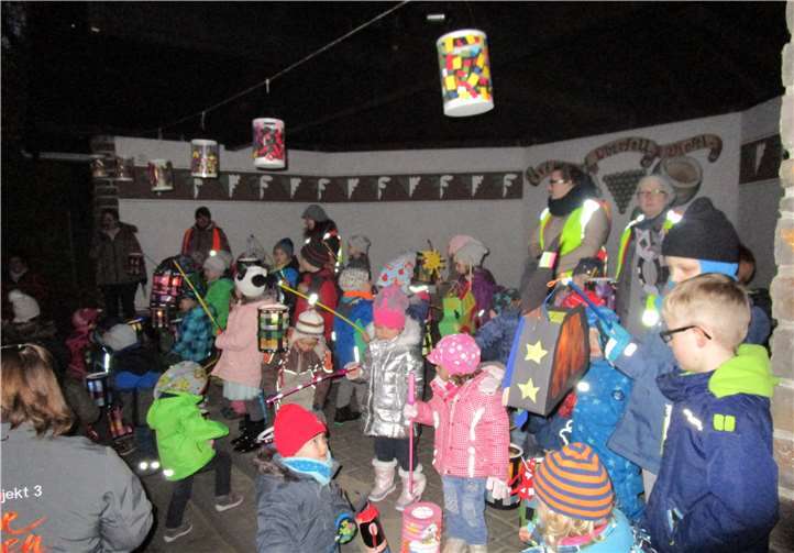 Viele bunte Laternen leuchteten in der Kita Oberfell. privat