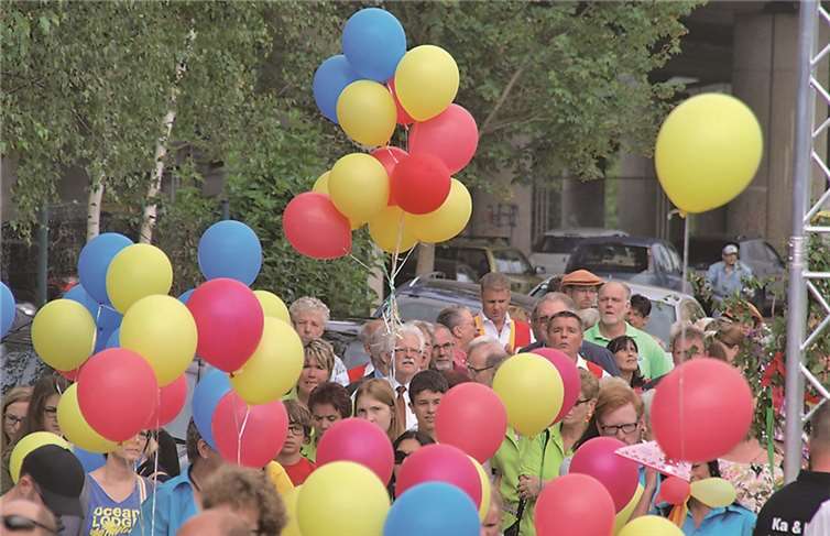 Viele bunte Luftballons säumten den Festumzug zum Kirmesplatz.