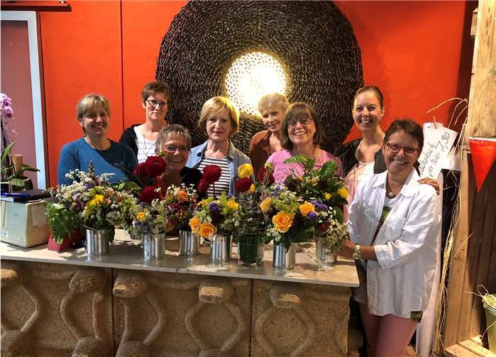 Viele bunte Sträuße und Gestecke gestalteten die Teilnehmerinnen nach individuellen Wünschen.  Privat