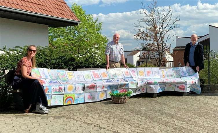 Viele bunter Kinderbilder für das Limbachstift in Berkum, die den frohen Ostergruß umrahmen, überreichten die Organisatoren der Ehrenamtsbörse Wachtberg am Ostersonntag , (v.l.) Christina Schubert-Fiebig, Theo Hüffel und Michael Turley Fotos: Bild Fiebig