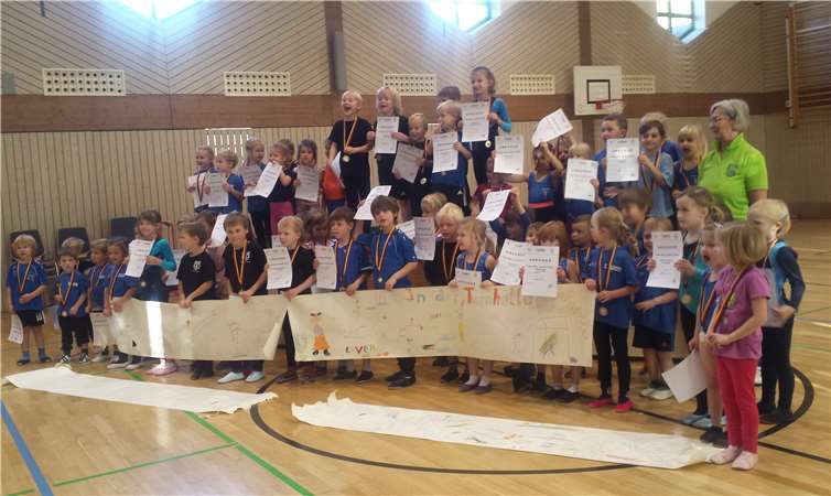 Viele der 61 Kinder durften zum ersten Mal an einem Wettkampf teilnehmen und waren deswegen umso glücklicher als jeder eine Urkunde und eine Goldmedaille ausgehändigt bekommen hat.privat