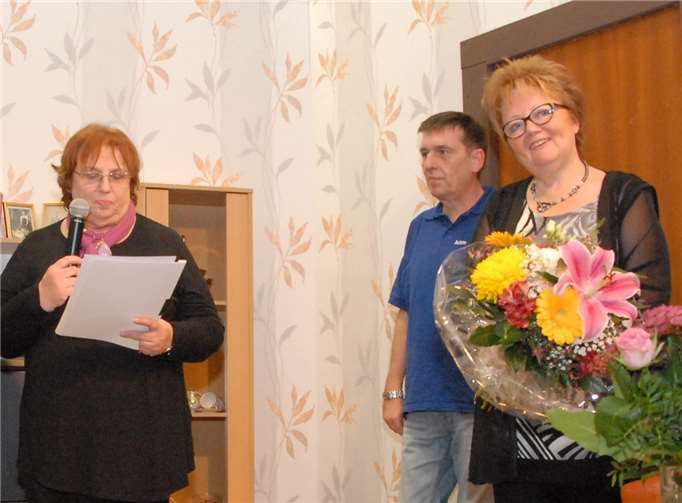 Viele der Akteure wurden für langjährige Bühnentätigkeit geehrt, Waltraud Geißler (re) sogar mit einer Urkunde und der Silbernen Ehrennadel vom Bundesverband der Amateurtheater.