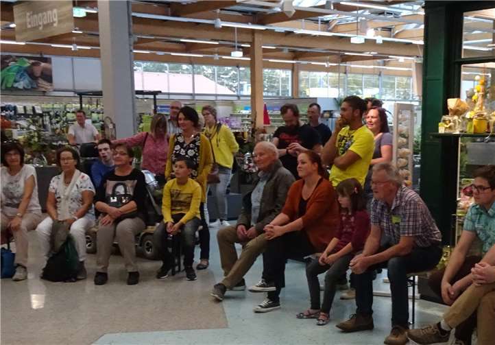 Schönstes Herbstwetter und tolles Programm lockten Besucher Viele der Besucher versammelten sich, um gespannt auf die Ziehung der großen Verlosung zu warten. Foto: privat