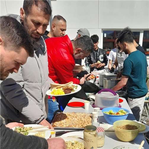 Viele der Bewohner hatten selbst zubereitete Speisen aus ihren Heimatländern mitgebracht, was ein vielfältiges Buffet mit Safranreis, Gewürzsalaten und köstlichen Desserts ermöglichte.