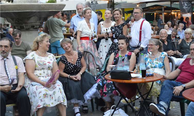 Viele der Frauen kleideten sich passend in Petticoats. Fotos: AB