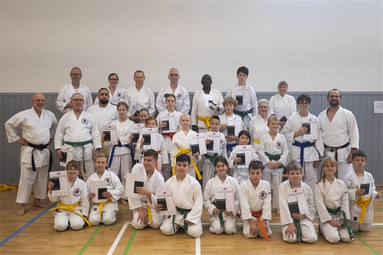 Viele der Karateka des TV Heddesdorf können sich über die bestandene Gutrprüfung freuen.