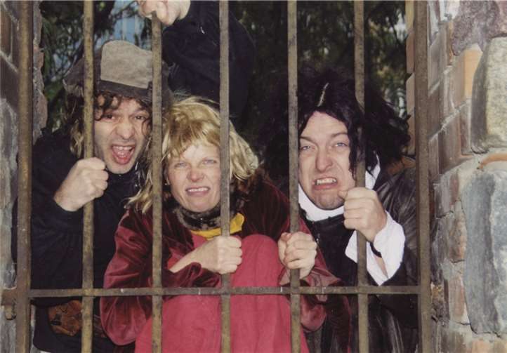 Viele dunkle Gestalten kann man beim Mittelalterspektakel auf der Loreley erleben.