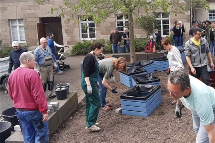 Viele engagierte Eltern und Mitglieder der Freien Wählergruppe Zepp packten tatkräftig mit an.
