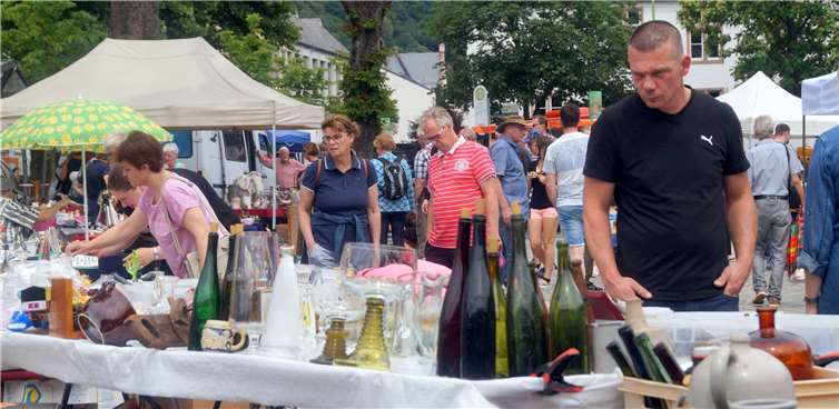 Viele erstanden Altertümchen oder noch Brauchbares für zu Hause.