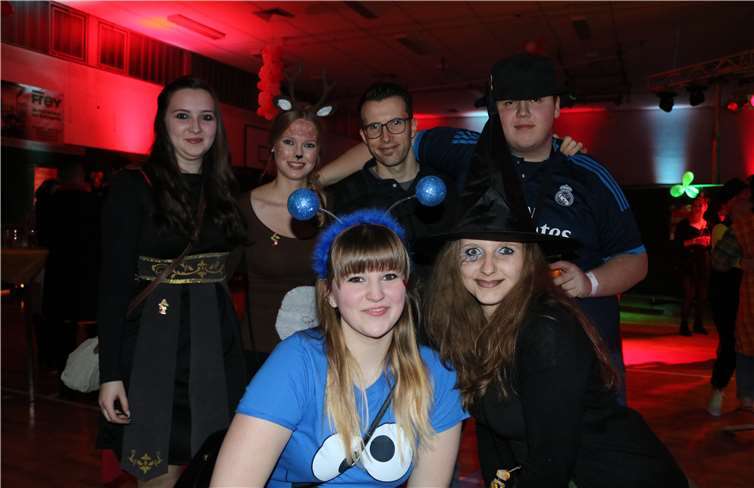 Viele farbenprächtige Kostüme waren zu sehen.UP