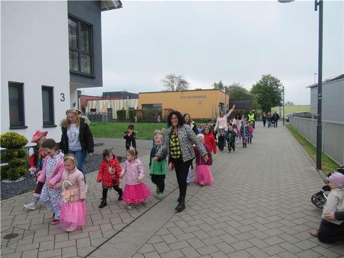 Viele feierten mit den Kindern am Straßenrand mit.  Foto: Kath. Kita Pusteblume