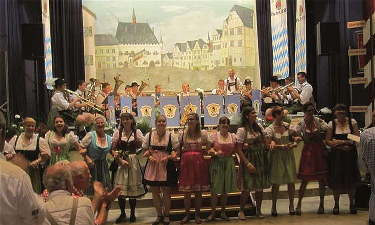 Viele fesche Madeln stellten sich dem „Dirndl-Wettbewerb“ - die Wahl fiel sicher schwer.privat