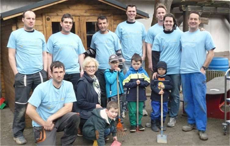 Viele fleißige Eltern halfen mit, das alte baufällige Häuschen abzureißen, damit an gleicher Stelle ein neues Gartenhaus errichtet werden konnte.privat