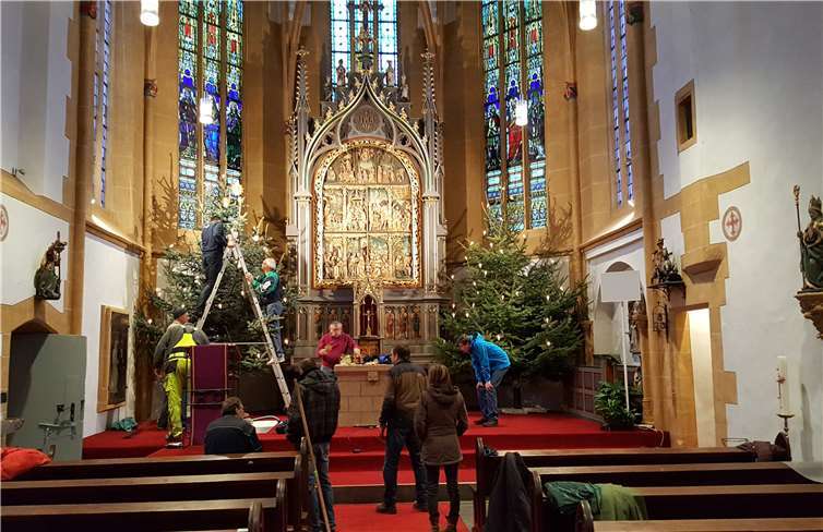 Viele fleißige Hände beim Aufstellen und dekorieren unserer Weihnachtsbäume, privat