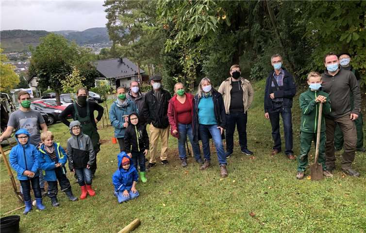 Viele fleißige Hände beim „Einheitsbuddeln 2020“ von Bündnis 90/Die Grünen Bad Breisig.Quellen: Grüne Bad Breisig