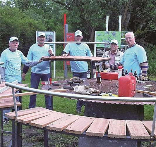 Viele fleißige Hände der Kolpingsfamilie Ettringen und die großzügige Unterstützung der RWE Deutschland AG ermöglichten die neue Sitzgruppe auf der Historische Lay. F. Schumacher