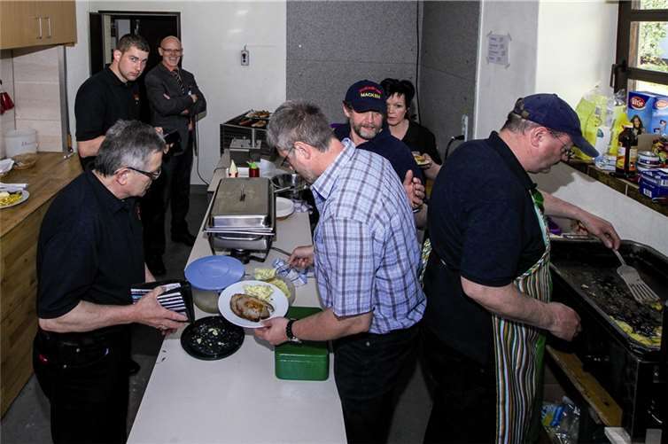 Viele fleißige Hände hatten Leckeres vorbereitet und halfen Hunger und Durst der Gäste zu stillen.-EP-