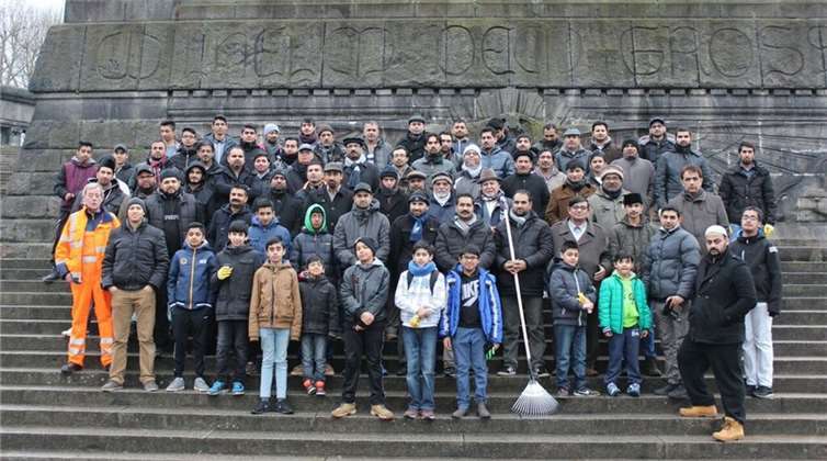 Viele fleißige Hände hatten sich zu der Putzaktion getroffen. Nun strahlt das Deutsche Eck wieder in seinem alten Glanz. privat