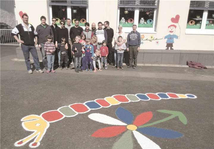 Viele fleißige Hände packten auf dem Schulhof mit an.privat