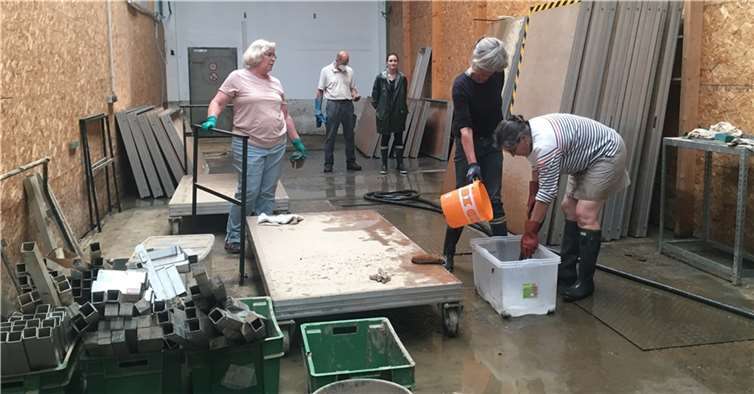 Viele fleißige Hände säuberten nach der Überflutung das Equipment der Sänger. Foto: privat