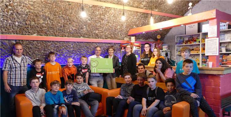 Viele fleißige Hände sind in den letzten Wochen aktiv gewesen, um das Jugendzentrum Noldensmühle in Plaidt aufzupeppen. Von dem Ergebnis überzeugten sich auch (v.l.) Stefan Horch (Westnetz), Ortsbürgermeister Wilhelm Anheier, Beate Ziegler (innogy) und Nadine Bohr (Verantwortliche des Jugendraums).Philipp Klein/innogy