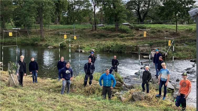 Viele fleißige Helfer haben sich am Freiwegheim in Sinzig an der Ahr zusammengefunden, um die vereinseigene Slalomstrecke aufzubauen.Foto: privat