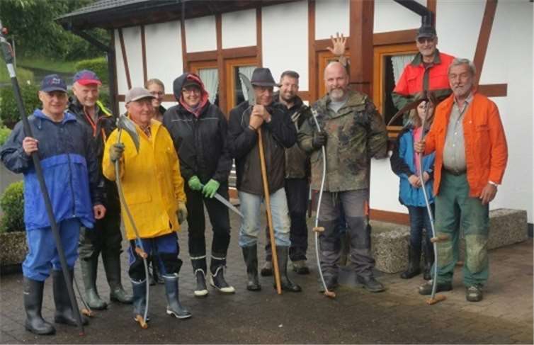 Viele fleißige Helfer halfen bei diesem Unterfangen. Privat