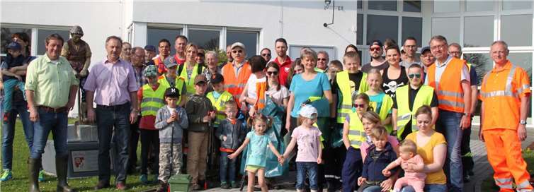 Viele fleißige Helfer scharten sich um Landrat Schwickert und Ortsbürgermeister Gemmer in Ebernhahn. Kreisverwaltung