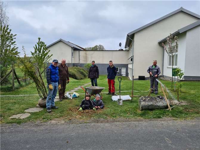 Viele fleißige Helfer sorgten aktiv für mehr Naturschutz in Breitscheid.  Foto: privat
