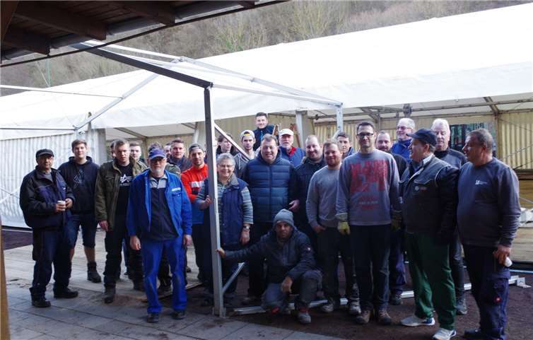 Viele fleißige Helfer sorgten für ein schnelles Ende beim Zeltaufbau in Walporzheim.Foto: KG Bunte Kuh