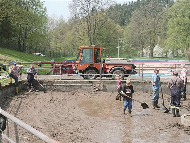 Viele fleißige Helfer und Helferinnen machten bei der Schwimmbadreinigung mit.privat