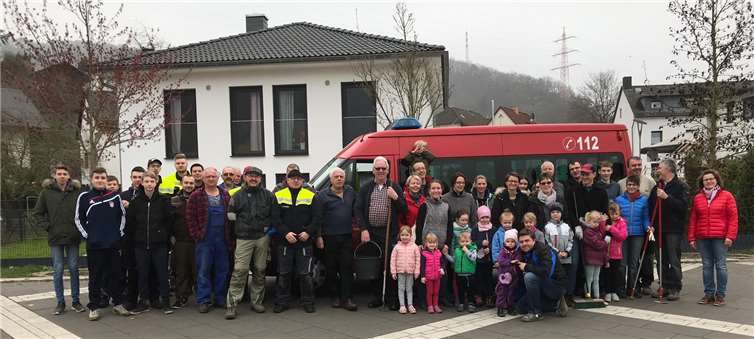 Viele fleißige Helfer waren gekommen, um gemeinsam sauber zu machen. Foto: OG Fachbach