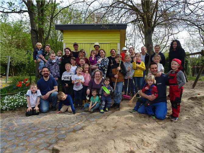 Viele fleißige Helferinnen und Helfer sorgten dafür das alle Arbeiten zügig erledigt wurden. Foto: Robert Schütz