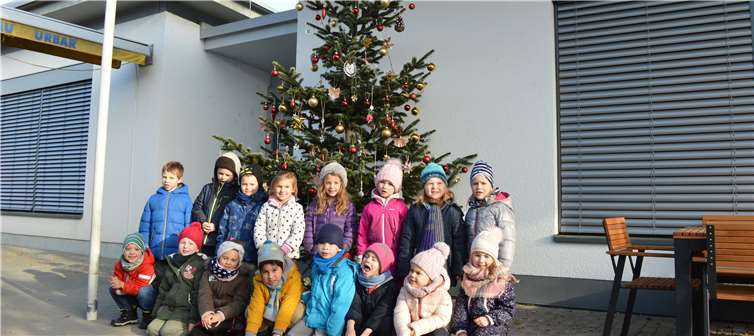 Viele fleißige kleine und große Hände halfen beim Schmücken. Foto: privat