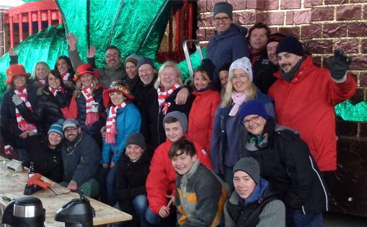 Viele fleißigen Wagenbauer bei der Kirmesgesellschaft.