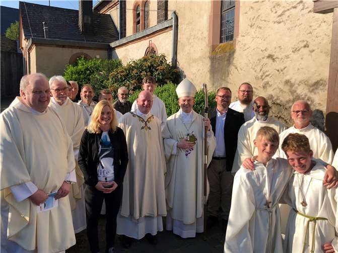Viele fröhliche Gesichter bei der feierlichen Eröffnung des Pastoralen Raums Kaisersesch rund um Weihbischof Robert Brahm (Mitte) und dem Leitungsteam des Pastoralen Raums Dekan Michael Wilhelm (links neben Weihbischof Brahm), Manuela Pötz (neben Dekan Wilhelm) und Markus Göbel (rechts neben Weihbischof rahm). Foto: Dieter Junker