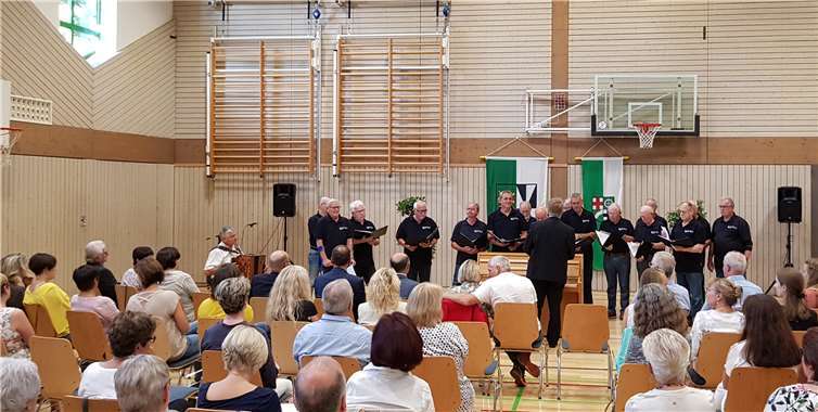 Viele geladene Gäste nahmen an der Verabschiedung von Rudi Zenz teil. Fotos: Ortsgemeinde Löf