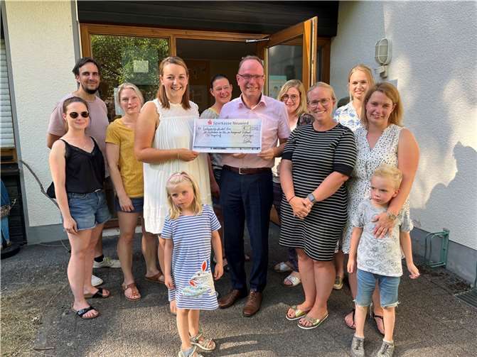 Viele glückliche Gesichter bei der Spendenübergabe.  Foto: privat