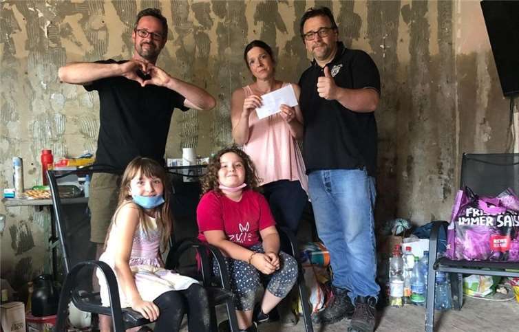 Viele glückliche Gesichter gab es bei der Übergabe der Spenden an betroffene Familien. Foto: Dirk-Gemein.de