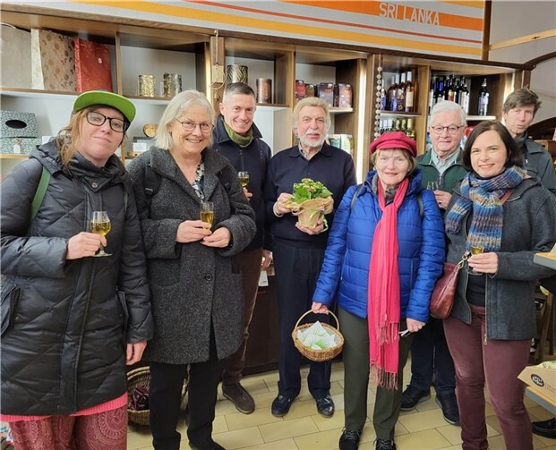 Viele gratulierten dem Weltladen zu seinem elfjährigen Bestehen. Mit mehreren Mitgliedern von Fraktion und Verein war Bündnis 90/Die Grünen gekommen um zu gratulieren.  Foto: Weltladen, Jutta Dietrich