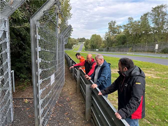 Viele große und kleine Arbeiten wurden an insgesamt 33 Posten entlang der Nordschleife über die Saison erledigt, um die Arbeit der Sportwarte zu erleichtern. Peter Simon, Leiter Streckensicherheit (2.v.l.), zeigt die verbesserte Standfläche am Streckenabschnitt Tiergarten.