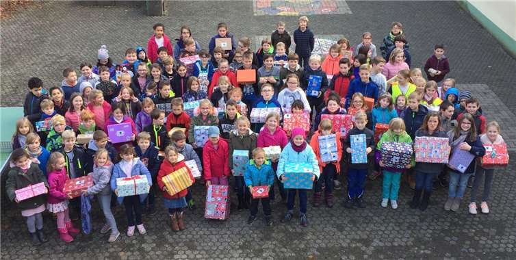 Viele große und kleine Päckchen wurden von den Grundschülern für das rumänische Kinderheim St. Franziskus gespendet.  Privat