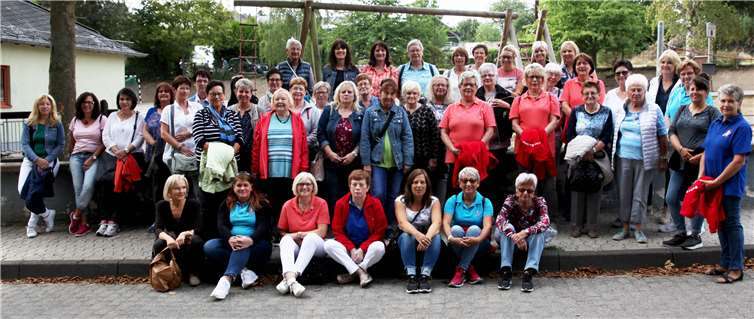 Viele gut gelaunte „Scheene Kenne“ sammeln sich an der Schule, um anschließend gemeinsam zur „Waldmühle“ zu wandern.privat
