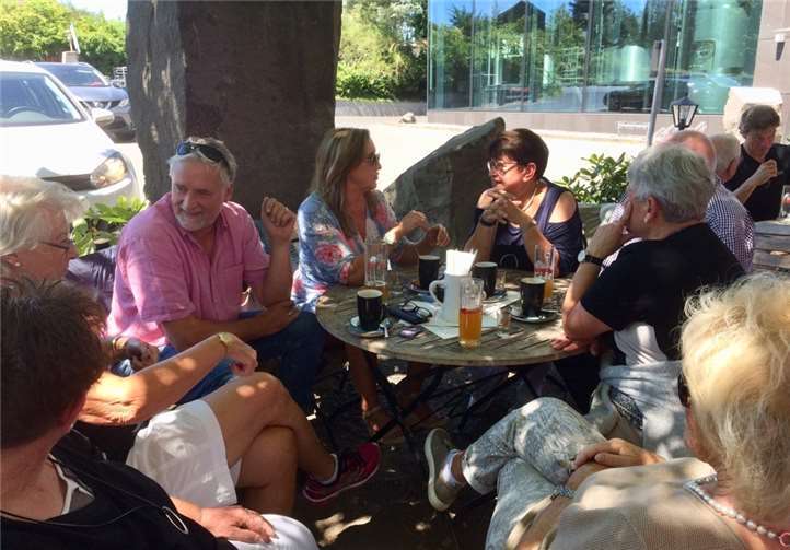 Viele gute Gespräche zwischen Jung und Alt, verbunden mit dem so wichtigen Meinungsaustausch, ließen die Zeit bis zur Abfahrt schnell vergehen.