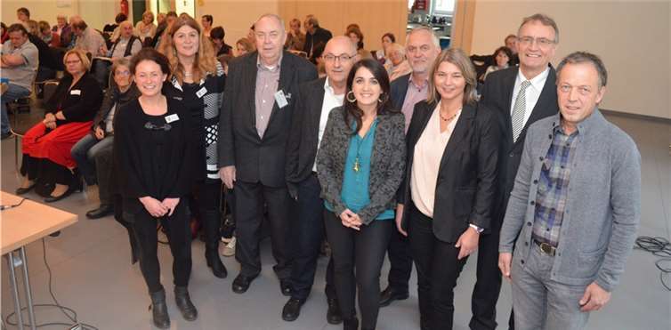 Viele haben zum Erfolg der Veranstaltung beigetragen: Von links: Corinna Blüm und Andrea Oosterdyk, Kreisverwaltung, Herbert Woidtke, Mitglied im Beirat für Migration und Integration von Stadt und Kreis Neuwied, Herrn Klaus Müller, Leiter der Ausländerbehörde, Violetta Kunz, Flüchtlingsberaterin beim Diakonischen Werk, Rainer Philippi, Hausherr und Bürgermeister der Gemeinde Hardert, Martina von Berg, Beraterin beim Caritasverband Neuwied, Landrat Rainer Kaul und Flüchtlingssachbearbeiter Friedhelm Lorscheid.Kreisverwaltung