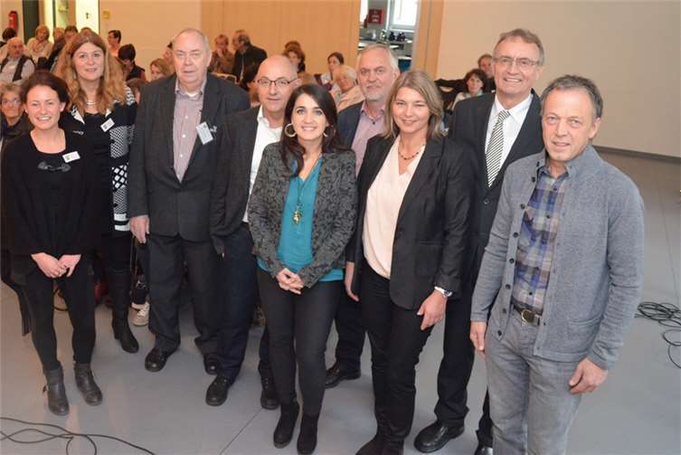 Viele haben zum Erfolg der Veranstaltung beigetragen: Von links: Corinna Blüm und Andrea Oosterdyk, Kreisverwaltung, Herbert Woidtke, Mitglied im Beirat für Migration und Integration von Stadt und Kreis Neuwied, Herrn Klaus Müller, Leiter der Ausländerbehörde, Violetta Kunz, Flüchtlingsberaterin beim Diakonischen Werk, Rainer Philippi, Hausherr und Bürgermeister der Gemeinde Hardert, Martina von Berg, Beraterin beim Caritasverband Neuwied, Landrat Rainer Kaul und Flüchtlingssachbearbeiter Friedhelm Lorscheid.Kreisverwaltung