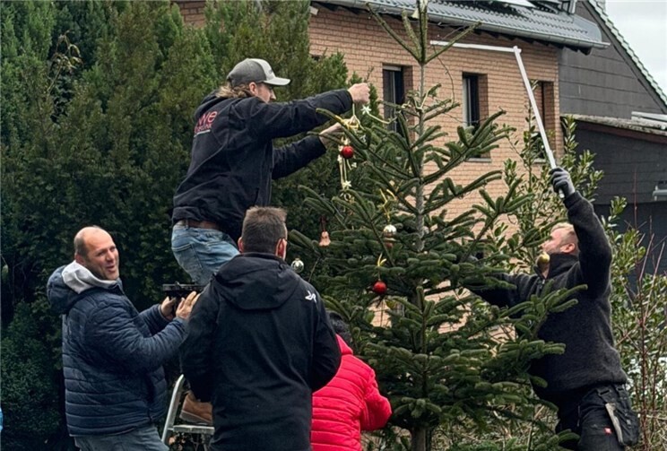 Viele halfen dabei, den Baum aufzustellen. Fotos: privat