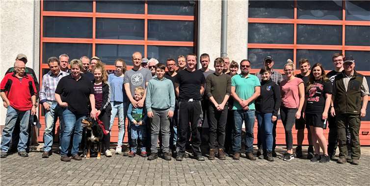 Viele halfen mit, um die Straßen von Unrat und Müll zu befreien. privat